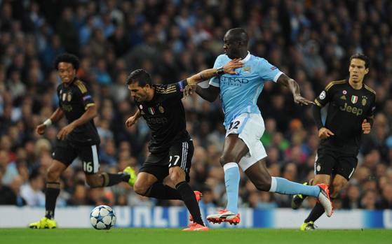 Yaya Tourè contrastato da Sturaro, sotto gli occhi di Cuadrado e Hernanes. Epa